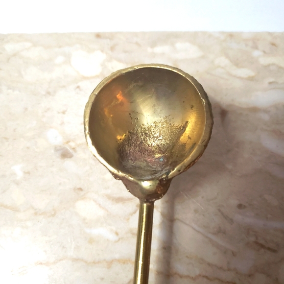 Brass shell shape candle snuffer - Picture 3 of 7